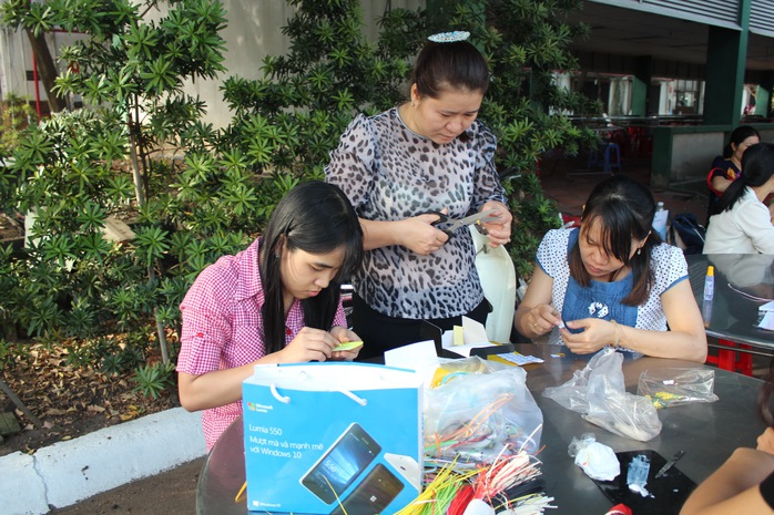 
Hội thi trang trí thiệp Xuân, một trong những sân chơi mà LĐLĐ quận Gò Vấp, TP HCM tổ chức dành cho công nhân vào dịp Tết
