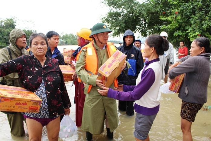 
Chủ tịch UBND tỉnh Bình Định Hồ Quốc Dũng trao lương thực cho người dân vùng lũ huyện Tuy Phước
