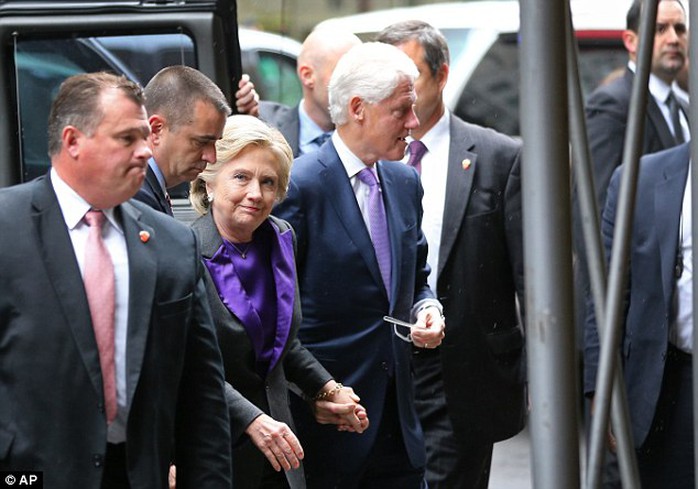 Bà Clinton đến khách sạn New York cùng chồng... Ảnh: AP