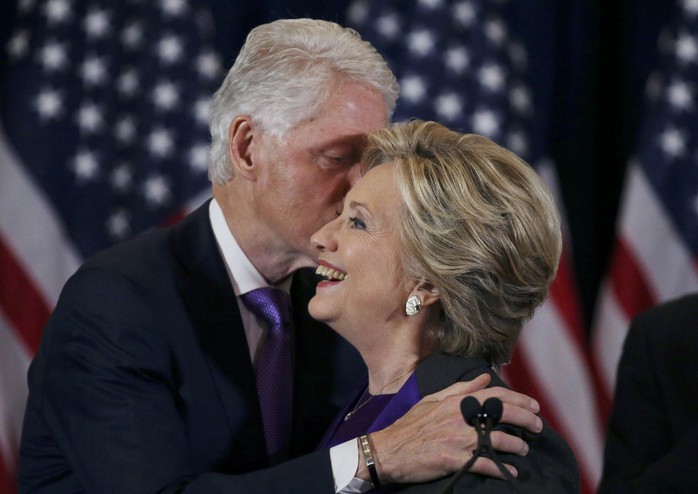 
Sắc tím nổi bật trên trang phụ của cả bà Hillary và ông Bill Clinton. Ảnh: Reuters
