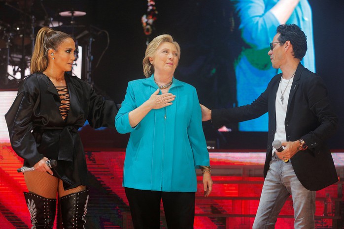 
Bà Hillary Clinton cùng với 2 nghệ sĩ nổi tiếng Jennifer Lopez (trái) và Marc Anthony ở TP Miami - bang Florida đêm 29-10Ảnh: REUTERS
