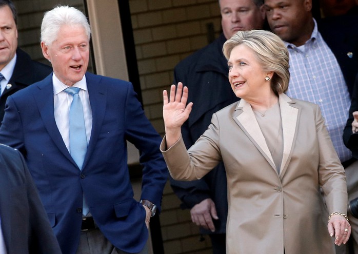 
Bà Hillary Clinton và chồng, cựu Tổng Bill Clinton, rời phòng phiếu ở TP New York hôm 8-11. Ảnh: Reuters
