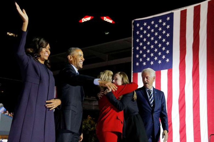 
Ứng viên đảng Dân chủ Hillary Clinton ôm cô con gái Chelsea trên sân khấu vận động tranh cử cùng cựu tổng thống Bill Clinton, Tổng thống Barack Obama và Đệ nhất Phu nhân Mỹ Michelle Obama tại Pennsylvania. Ảnh: REUTERS
