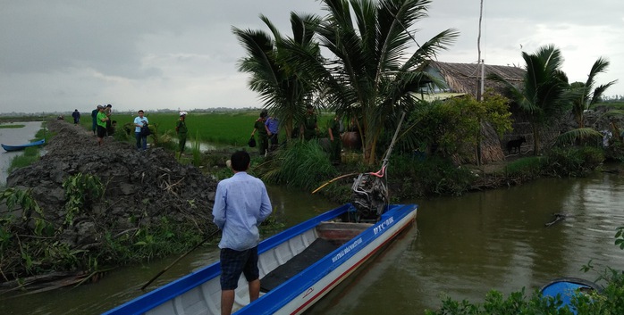 Các lực lượng chức năng ở huyện Vĩnh Thuận đến khám nghiệm hiện trường vụ bà Liên bị sát hại dã man lúc sáng sớm.