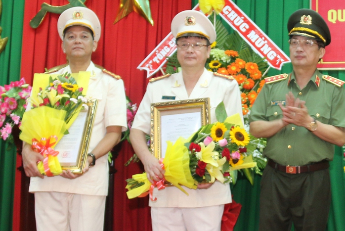 
Đại tá Lê Minh Quang (giữa) làm Giám đốc Công an Sóc Trăng thay đại tá Đặng Hoàng Đa (trái)
