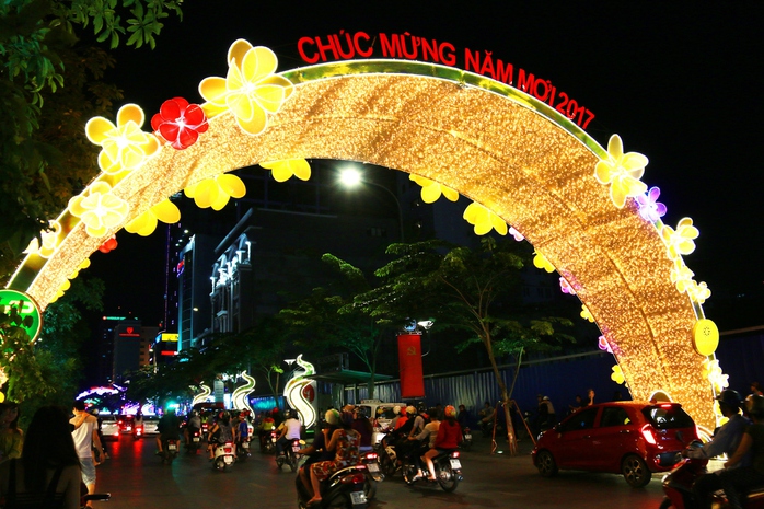 
Phố đi bộ Nguyễn Huệ lung linh về đêm.
