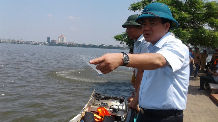 
Chủ tịch UBND TP Hà Nội Nguyễn Đức Chung chỉ đạo khắc phục hậu quả vụ cá trên tại Hồ Tây ngày 3-10
