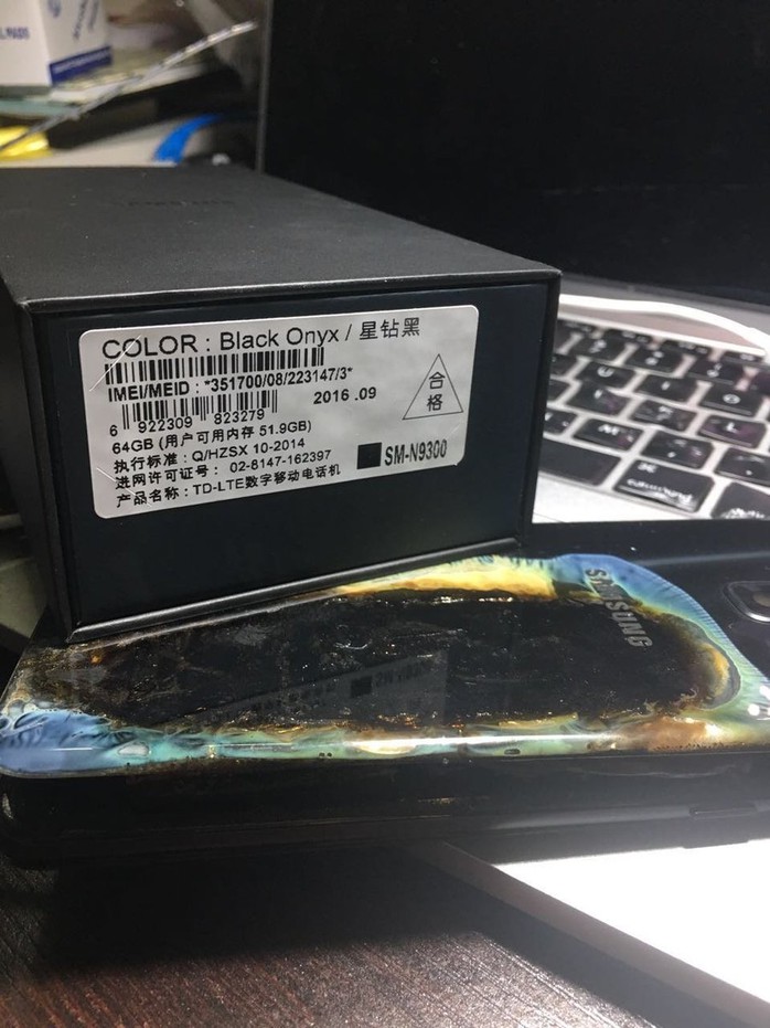 
Một chiếc Note 7 bắt lửa khi đang sạc pin. Ảnh: CNN
