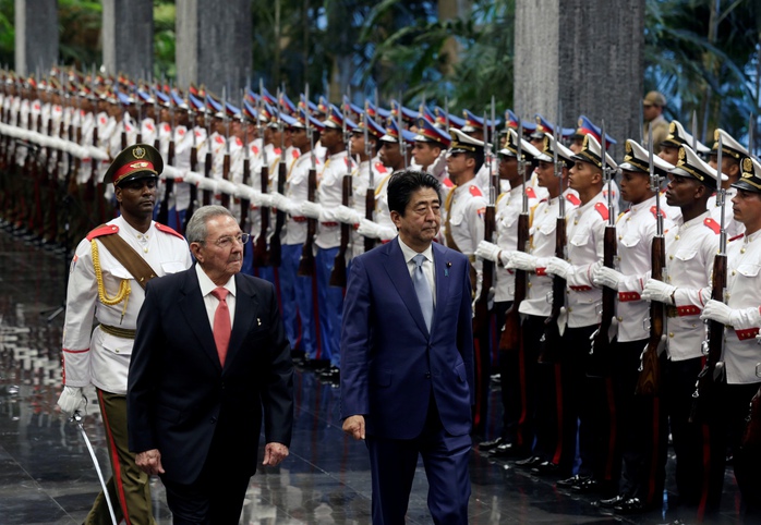 Chủ tịch Cuba Raul Castro (trái) và Thủ tướng Nhật Shinzo Abe ở Havana hôm 22-9 Ảnh: REUTERS