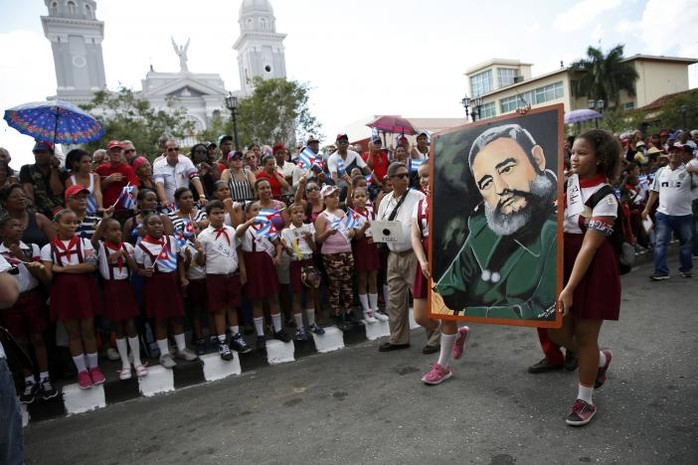 
Học sinh Cuba tiễn đưa lãnh tụ Fidel Castro tại TP Santiago hôm 3-12. Ảnh: Reuters

