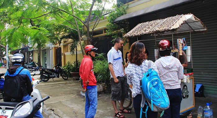 Khách hàng thích thú với chiếc xe cà phê của Vincent. Ảnh: Thái Nguyễn
