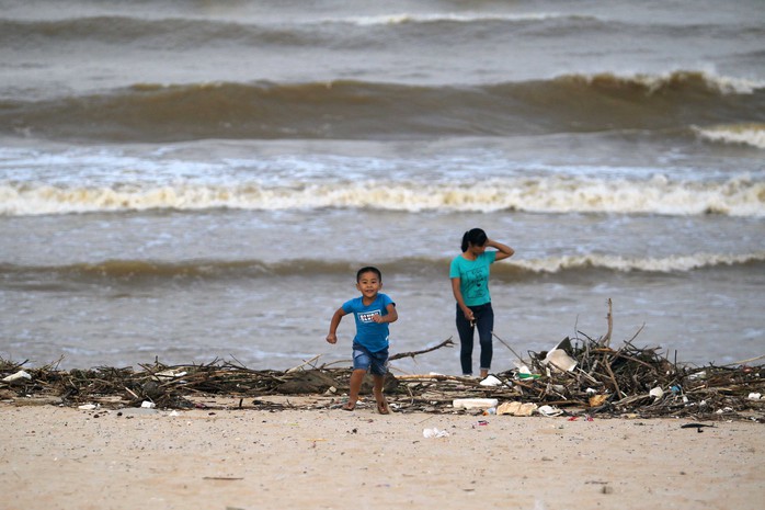 
Anh Quang (bảo vệ bãi biển Bảo Ninh) cho biết: Năm nào lũ cũng cuốn nhiều rác thải về đây, nhưng năm nay có lẽ là nhiều nhất

