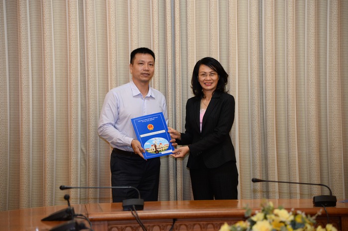 
Phó Chủ tịch UBND TP HCM Nguyễn Thị Thu trao quyết định cho ông Thái Thành Chung

