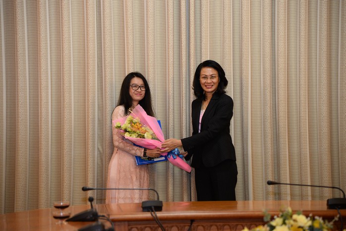 
Phó Chủ tịch UBND TP HCM Nguyễn Thị Thu trao quyết định cho bà Diệp Bửu Chi
