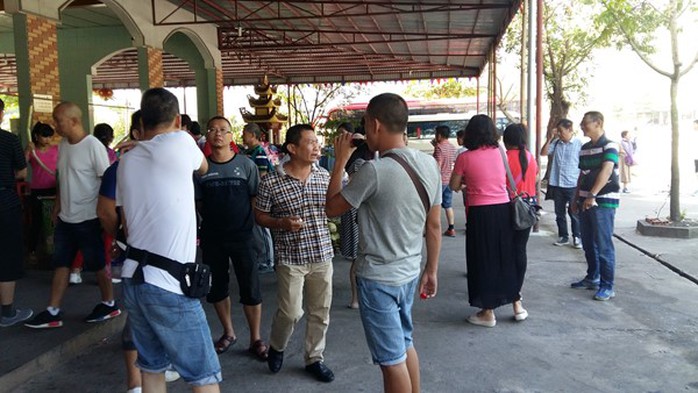 Du khách Trung Quốc dừng chân tại một cửa hàng tại huyện Tiên Yên, tỉnh Quảng Ninh sáng ngày 27-9.
