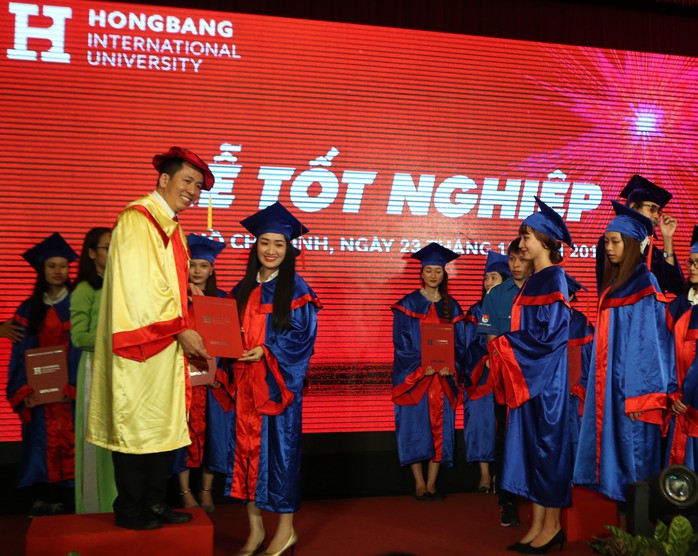 
Thạc sĩ- Luật sư Trịnh Hữu Chung, phó Hiệu trưởng trao bằng tốt nghiệp cho sinh viên. Ảnh: Q. Liêm
