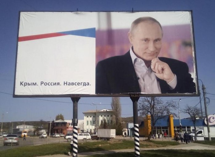 
Một tấm biển in hình Tổng thống Vladimir Putin được treo tại Crimea. Ảnh: REUTERS
