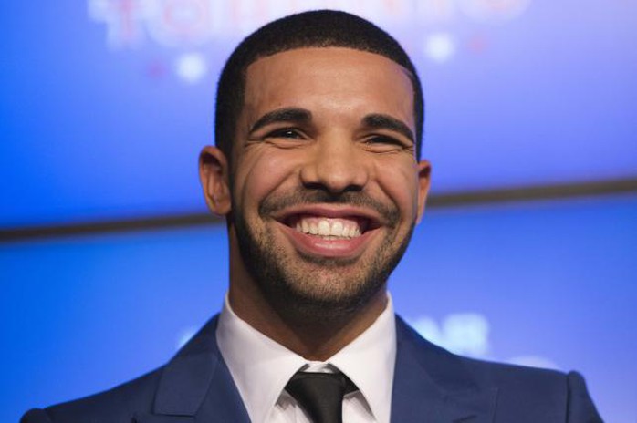 
Drake và nụ cười rạng rỡ
