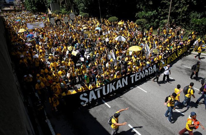 
Người biểu tình đổ xuống đường ở thủ đô Kuala Lumpur - Malaysia. Ảnh: REUTERS
