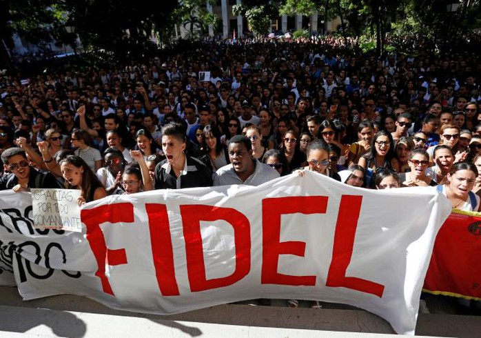 
Sinh viên Trường ĐH Havana tỏ lòng kính trọng với ông Fidel Castro tại Quảng trường Cách mạng. Ảnh: REUTERS
