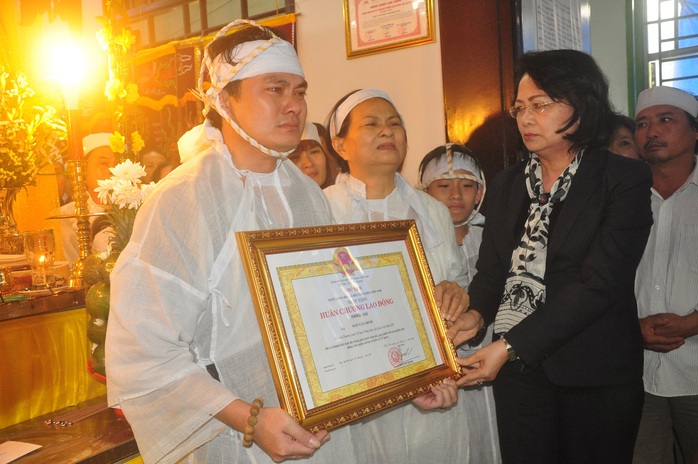 
Phó Chủ tịch nước Đặng Thị Ngọc Thịnh trao Huân chương Lao động hạng Nhì cho đại diện gia đình cố đại biểu Ngô Văn Minh
