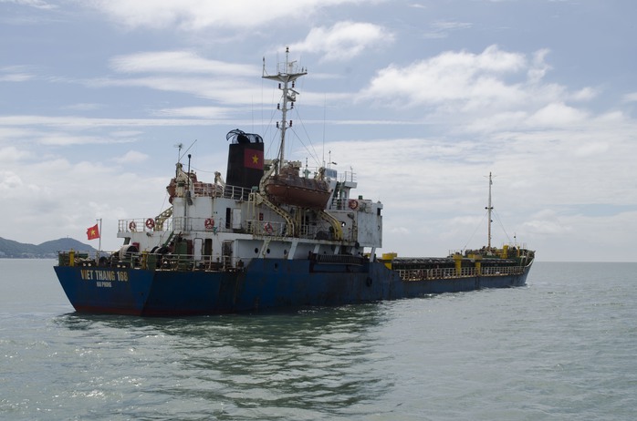 
Tàu Việt Thắng 168 bị lực lượng chức năng kiểm tra khi đang chuyển hơn 4.500 tấn than
