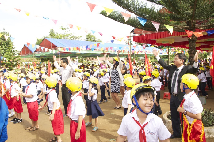 
Ban tổ chức trao mũ bảo hiểm cho trẻ em tỉnh Gia Lai
