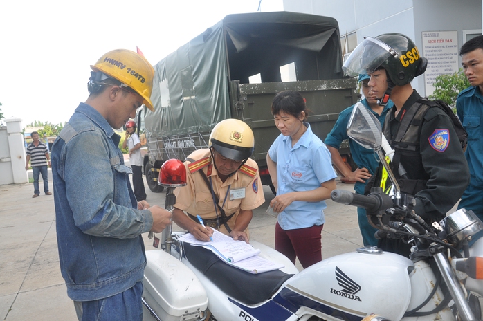 
Đội CSGT TP Vũng Tàu lập biên bản xe vi phạm
