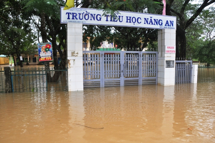 
Trường Tiểu học Năng An, xã Đức Nhuận, huyện Mộ Đức bị ngập sâu trong sáng 6-12. Ảnh: Tử Trực
