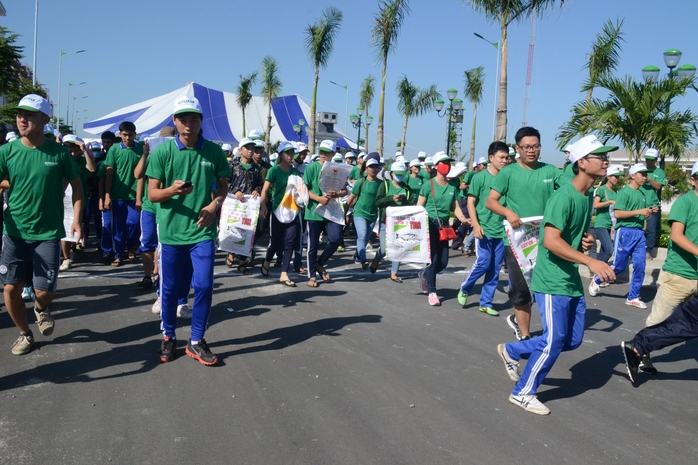 
Hàng trăm Đoàn viên, Thanh niên và sinh viên bắt đầu tham gia chiến dịch làm sạch môi trường.
