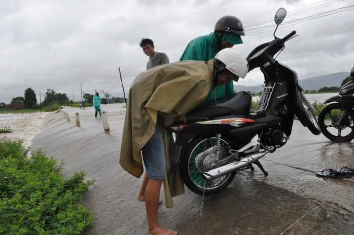 
Xe máy của người dân bị hư hỏng sau khi cố vượt qua đường ngập nước
