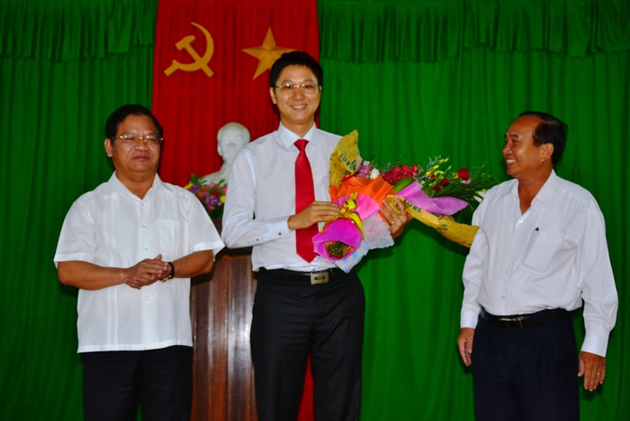 
Ông Nguyễn Viết Vy (giữa) tại lễ nhậm chức
