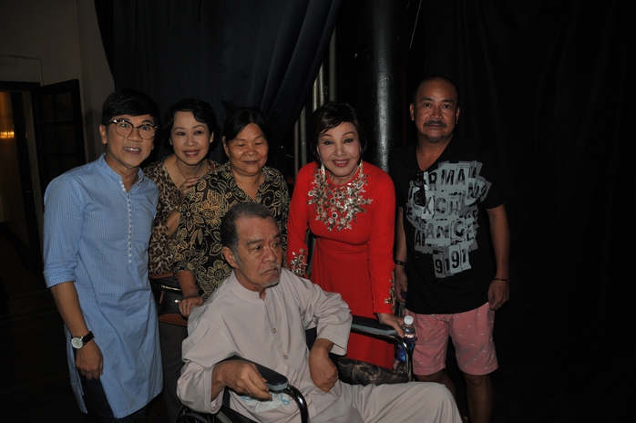 Các nghệ sĩ gặp NS Long Hải trong chương trình Nghệ sĩ tri âm tại Nhà hát TP tháng 2-2016