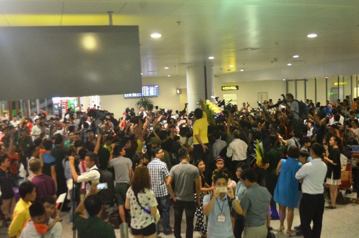Rất đông người dân tập trung tại sảnh nhà ga T2, sân bay Nội Bài, hò reo chào đón xạ thủ Hoàng Xuân Vinh
