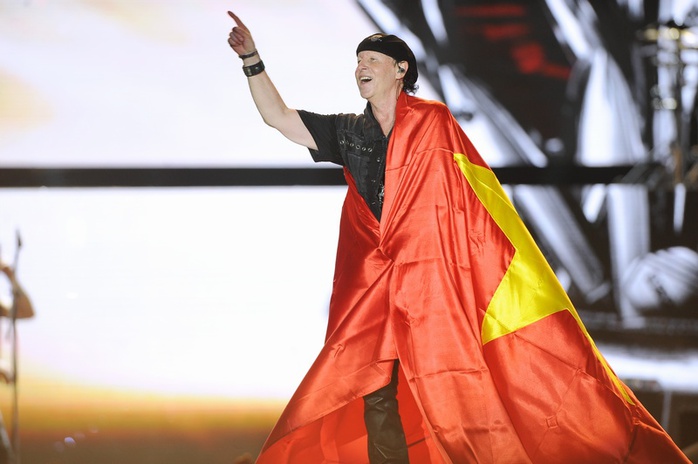 Ban nhạc khiến khán giả phấn khích khi khoác trên vai quốc kỳ Việt Nam
