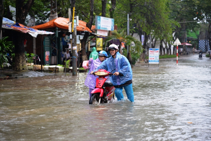 Hàng trăm phương tiện chết máy phải dắt bộ. Ảnh: Tử Trực