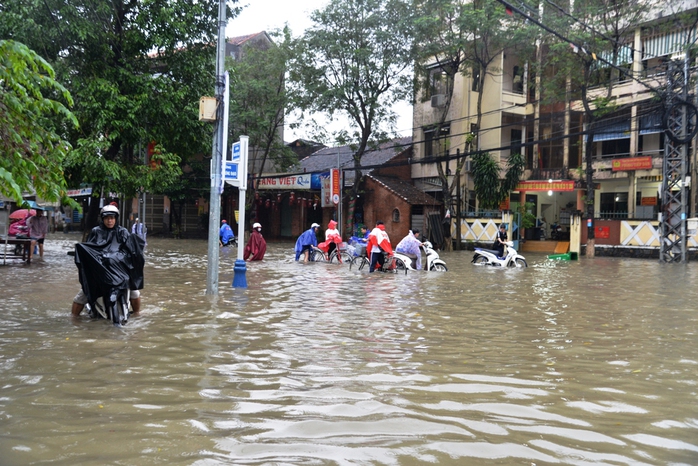 Hàng chục tuyến đường trung tâm TP Quảng Ngãi bị ngập nặng do mưa lớn. Ảnh: Tử Trực