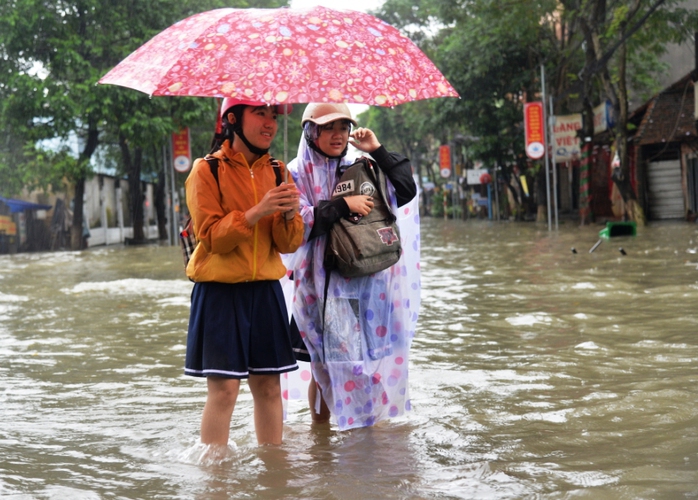 Có nơi ngập đến nửa mét khiến cuộc sống người dân bị đảo lộn. Ảnh: Tử Trực