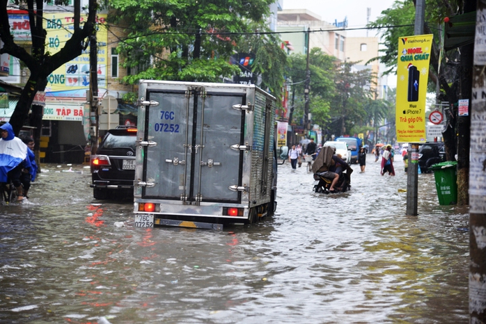 
Một chiếc xe tải chết máy nằm giữa đường. Ảnh: Tử Trực
