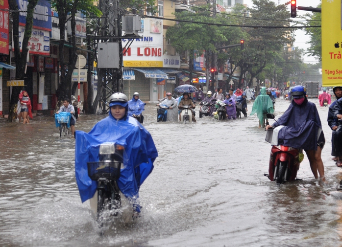 Hàng loạt tuyến đường trung tâm TP Quảng Ngãi bị ngập nặng. Ảnh: Tử Trực