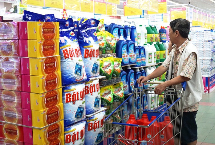 Khách hàng mua bột giặt giảm giá tại siêu thị Co.opmart