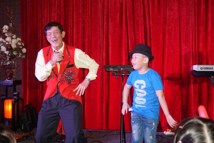 Cháu nội của NSND Kim Cương lên sân khấu biểu diễn ảo thuật