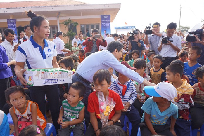 
Phó Thủ tướng phát sữa cho học sinh. Ảnh B.N
