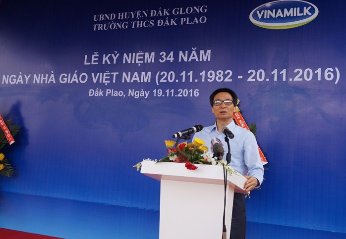 
Phó Thủ tướng Vũ Đức Đam chúc mừng ngày Nhà giáo Việt Nam. Ảnh B.N

