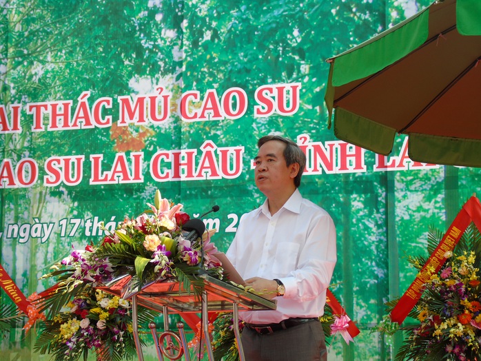
Phát biểu chỉ đạo tại buổi lễ, Ủy viên Bộ Chính trị, Trưởng Ban Kinh tế Trung ương Nguyễn Văn Bình đã biểu dương và khen ngợi những cố gắng, nỗ lực của Đảng bộ, chính quyền, nhân dân tỉnh Lai Châu và Tập đoàn công nghiệp cao su Việt Nam trong 9 năm vừa qua để cây cao su phát triển tốt tại Lai Châu.
