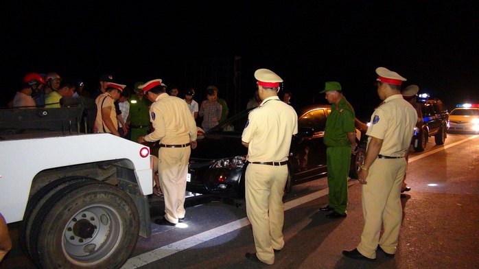 
Lực lượng chức năng đành phải áp giải chiếc ô tô của người vi phạm về đồn Ảnh: Xuân Mai
