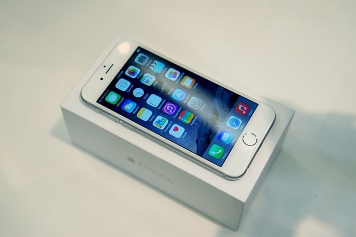 Với mức giá phổ thông, iPhone 6 có thể tạo ra một làn sóng mua sắm mạnh mẽ dịp cuối năm nay, giống iPhone 5S trước kia. Ảnh: Thành Duy.