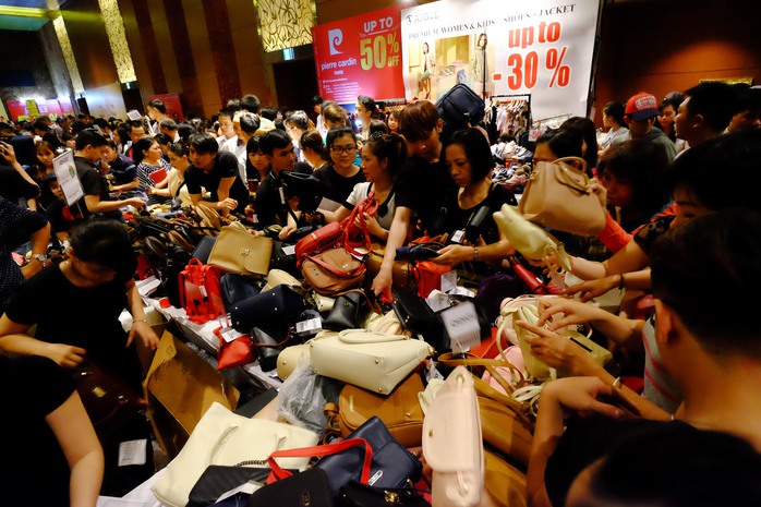 
Chị Trang (ngụ quận 4) cho biết tranh thủ giờ nghỉ trưa chị đến tham quan và mua được hai chiếc túi ALDO với giá rẻ hơn 30%
