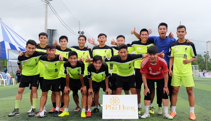 Ngoài Santos, cựu trung vệ tuyển Việt Nam Nguyễn Thành Long Giang (đứng, thứ ba từ trái sang) cũng là nhân tố đáng chú ý khi giúp đội Công ty Cổ phần bảo hiểm Phú Hưng giành ngôi vô địch