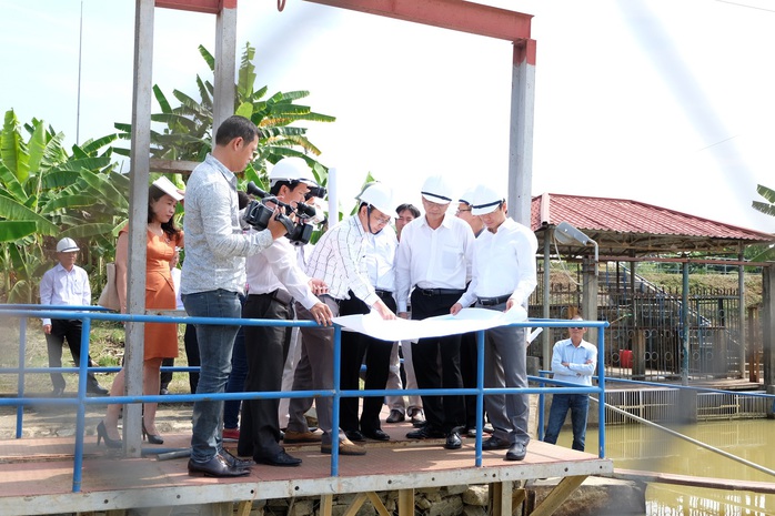 
Lãnh đạo tỉnh Quảng Nam khẳng định nhà máy thép không ảnh hưởng đến nước sinh hoạt của Đà Nẵng. Trong ảnh, cơ quan chức năng kiểm tra nhà máy nước Cầu Đỏ, nơi cung cấp nước sinh hoạt cho người dân TP Đà Nẵng
